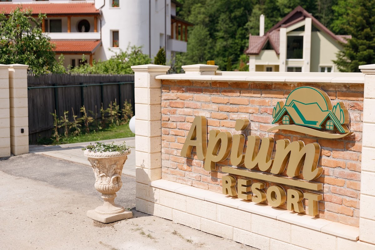 Apium Resort, Luncani