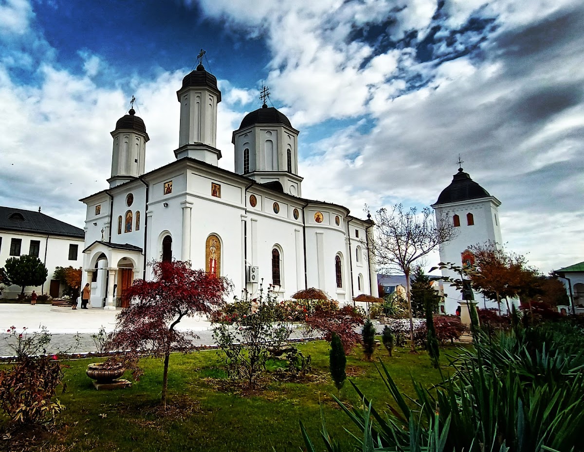 Arhiepiscopia Râmnicului - foto 1