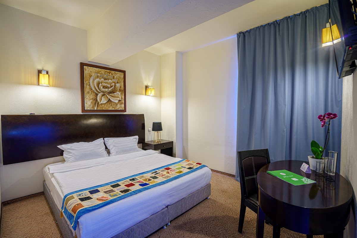 Avis Hotel