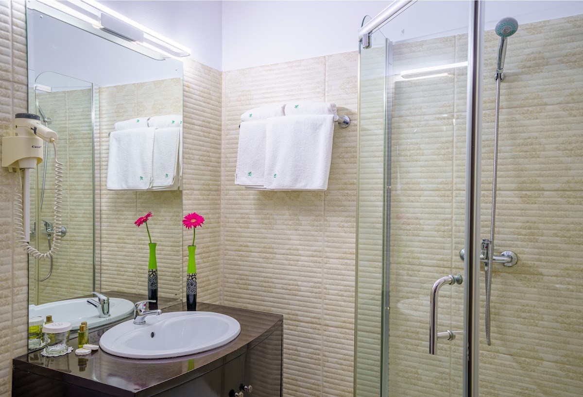 Avis Hotel