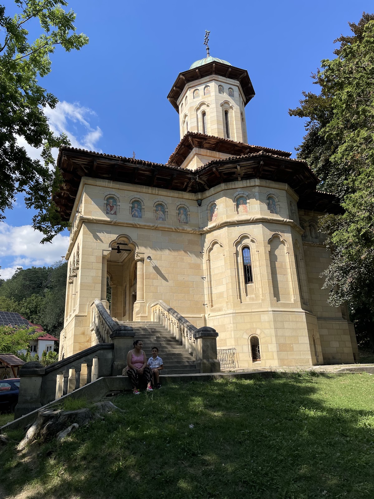 Biserica Brătienilor