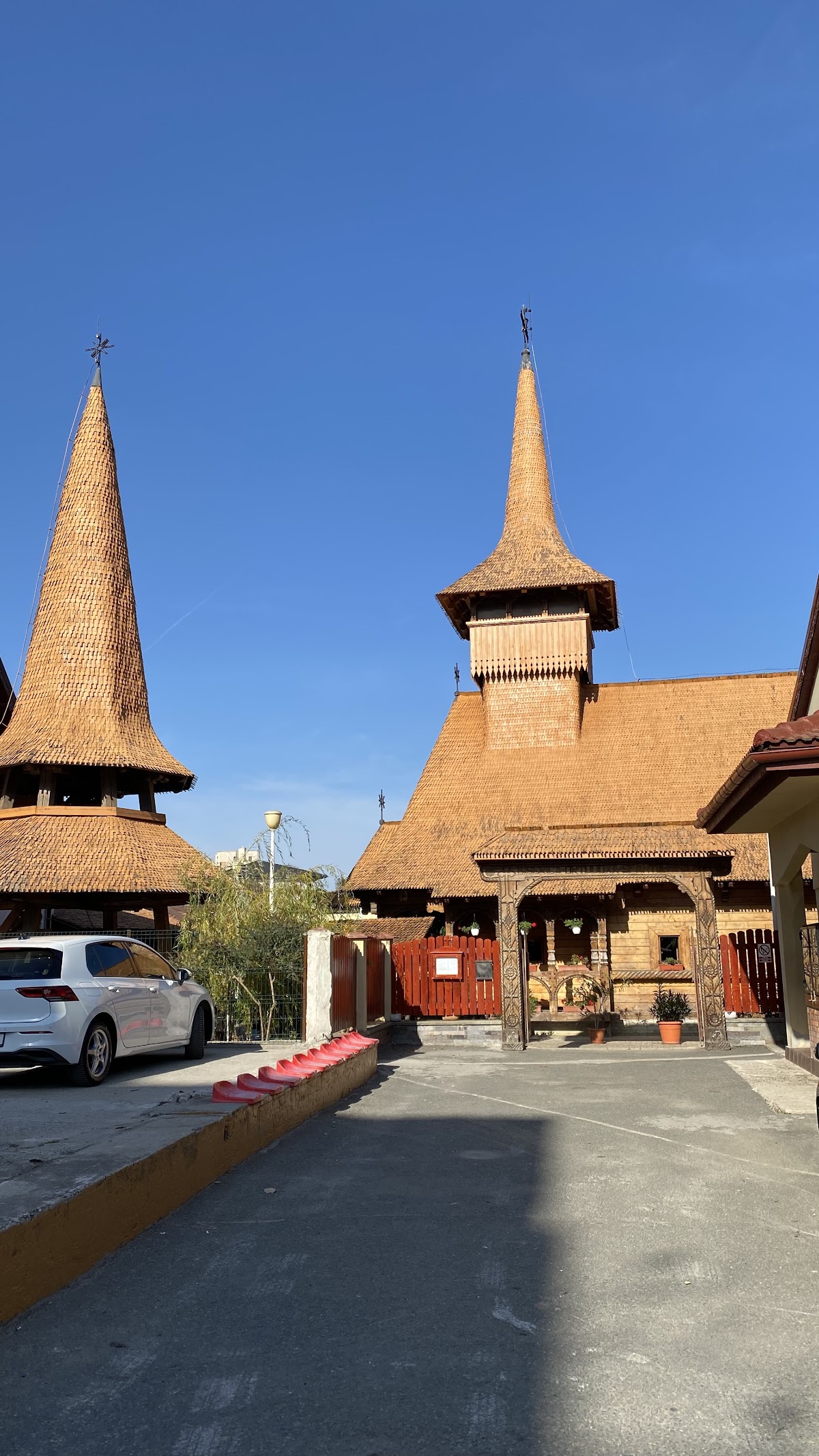 Biserica de lemn Sf Mina Si Pantelimon - foto 1