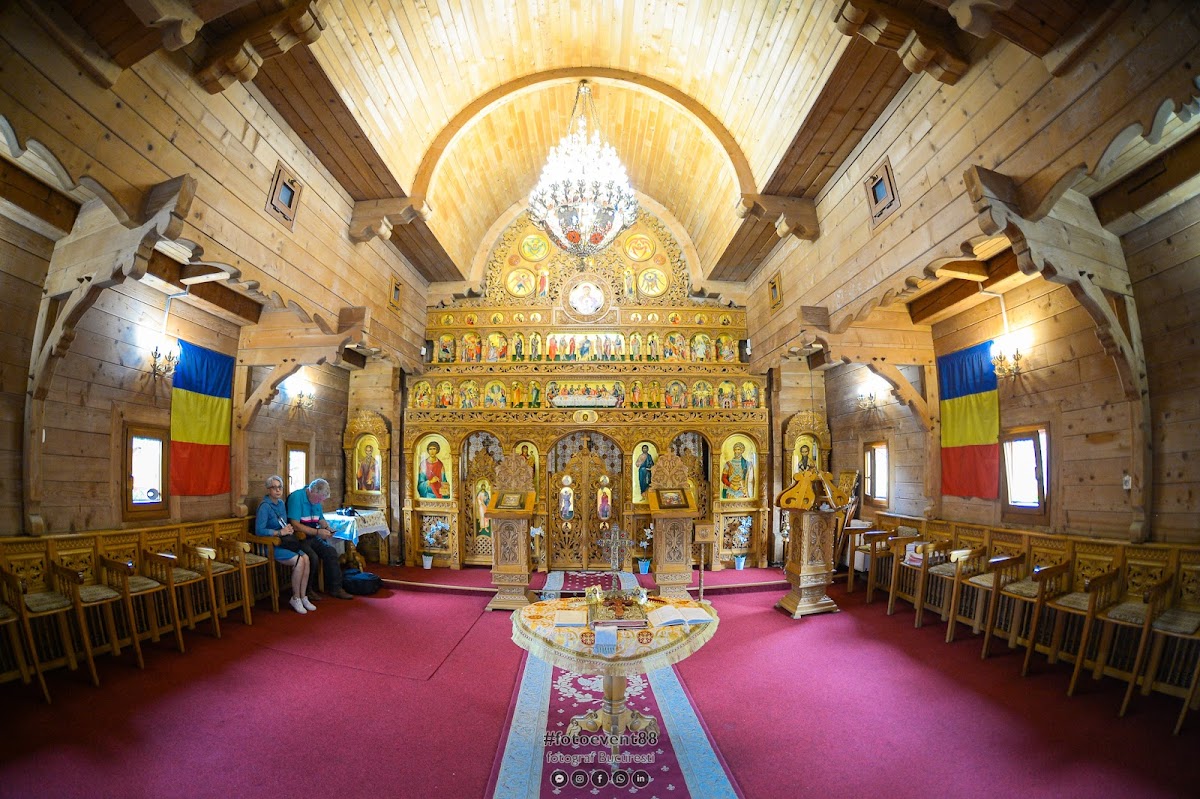 Biserica de lemn Sf Mina Si Pantelimon - foto 2