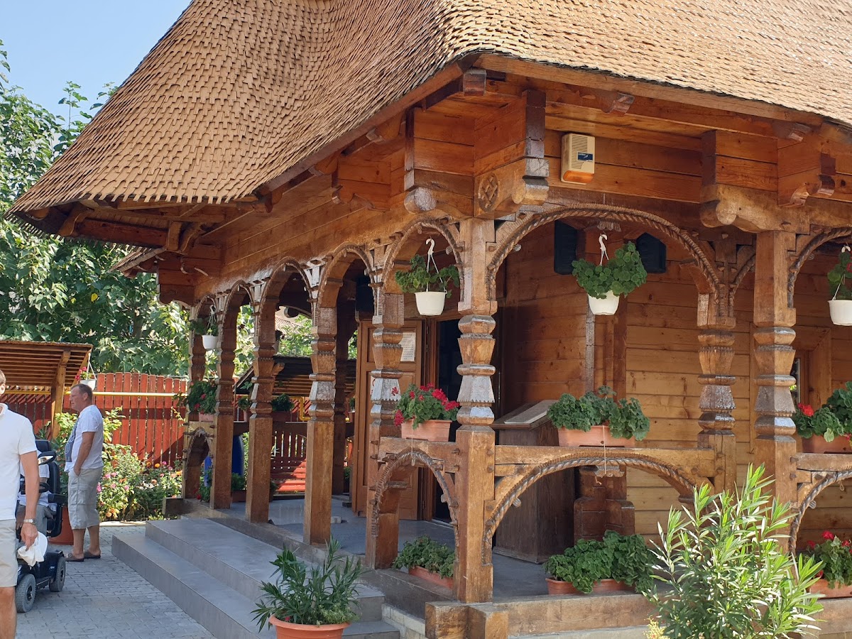 Biserica de lemn Sf Mina Si Pantelimon - foto 3