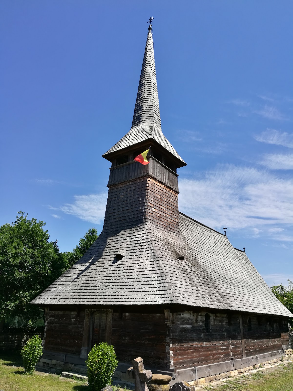 Biserica de lemn Sfinții Arhangheli Mihail și Gavriil - foto 1