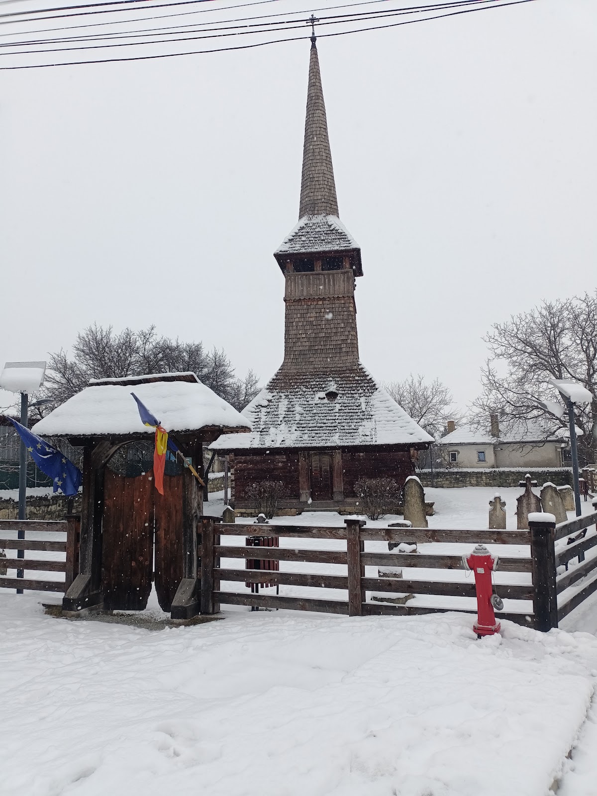Biserica de lemn Sfinții Arhangheli Mihail și Gavriil - foto 2