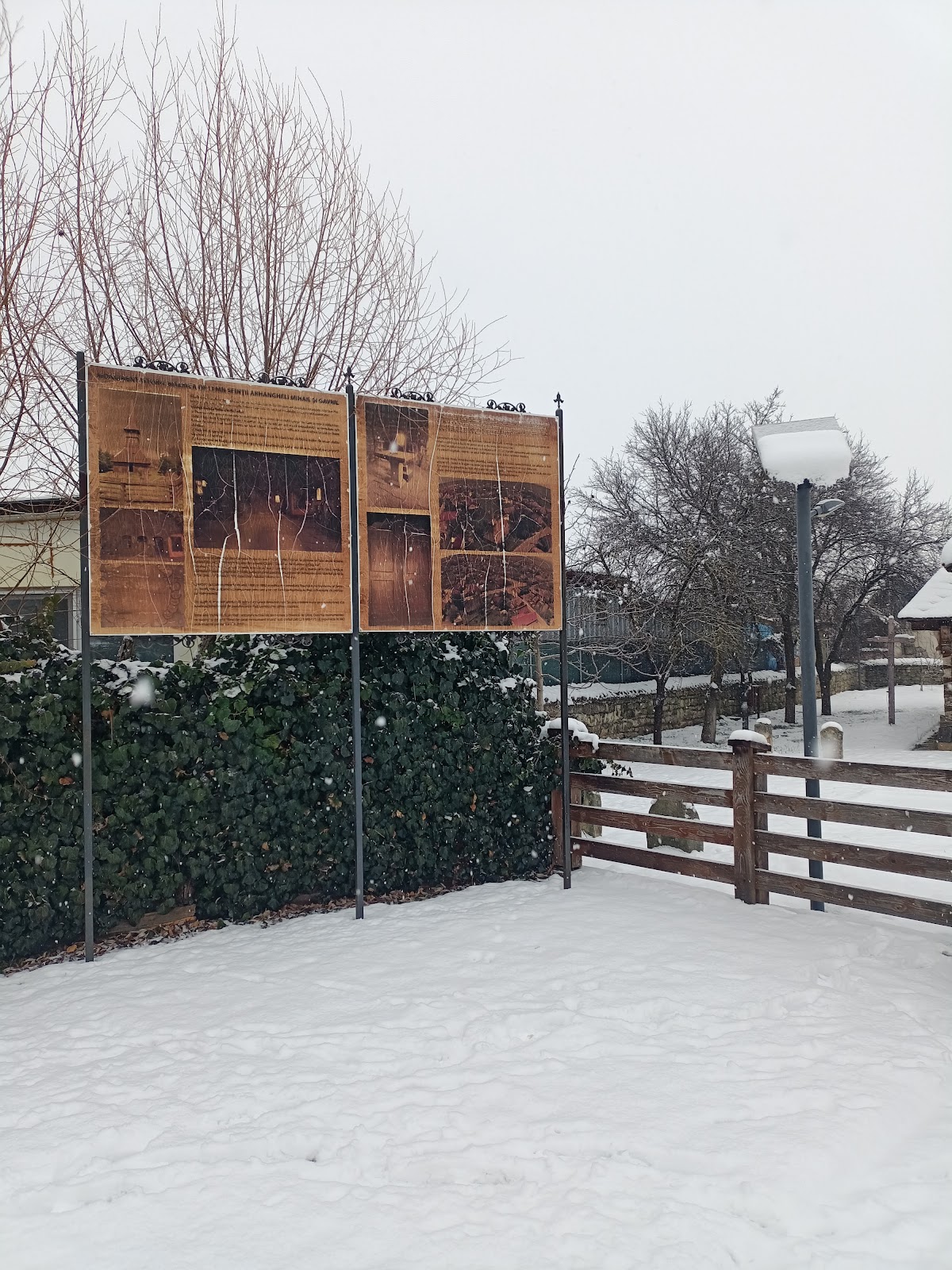 Biserica de lemn Sfinții Arhangheli Mihail și Gavriil - foto 3