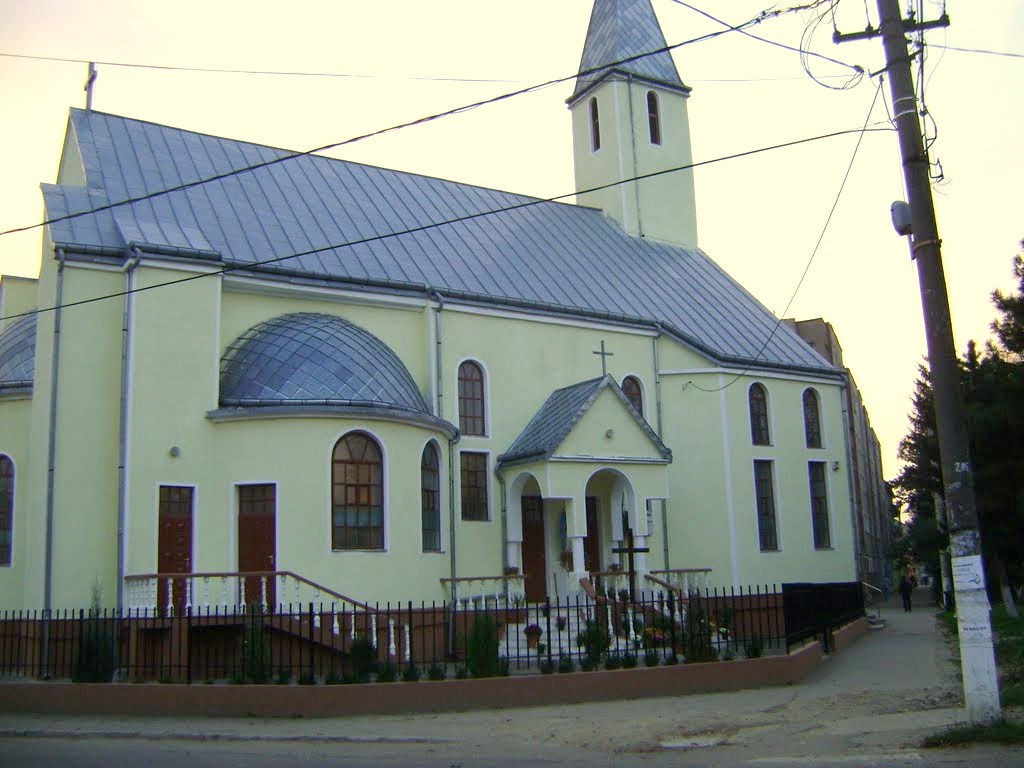 Biserica Greco-Catolică ''Sfinţii Trei Ierarhi'' - foto 2