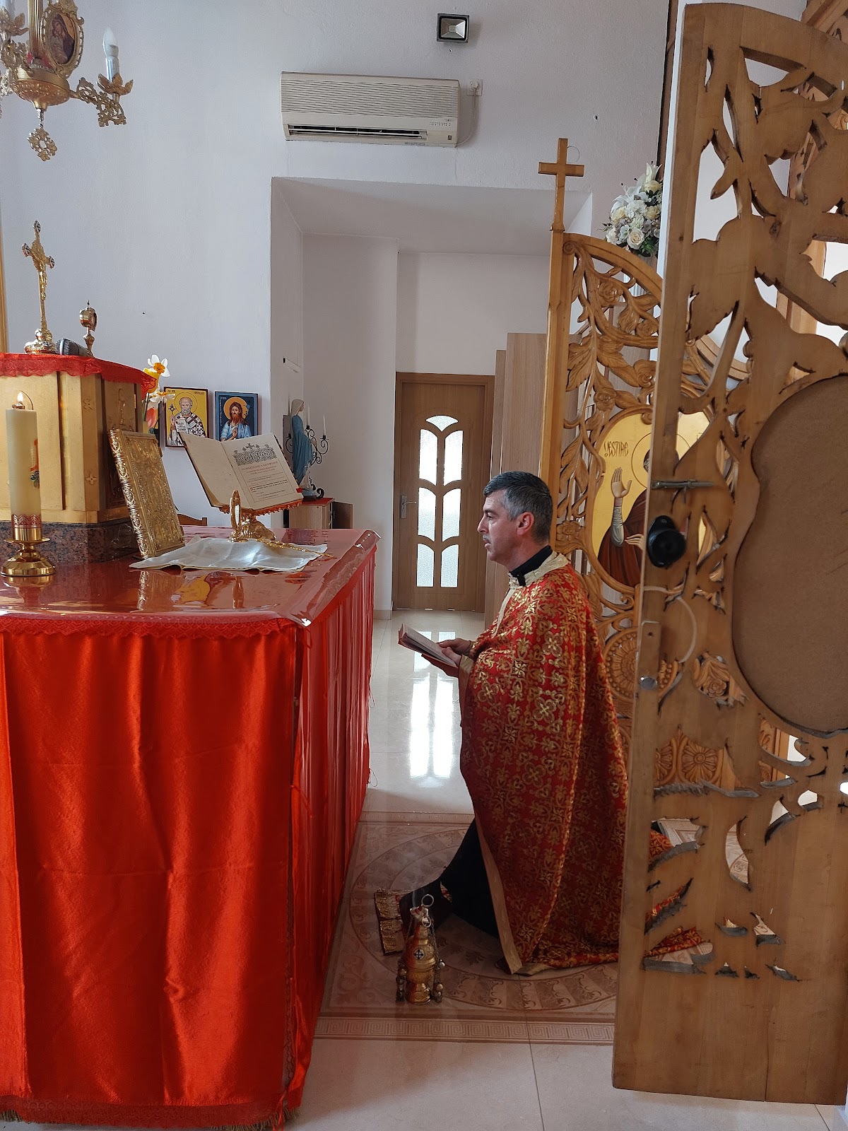 Biserica Greco-Catolică ''Sfinţii Trei Ierarhi'' - foto 4