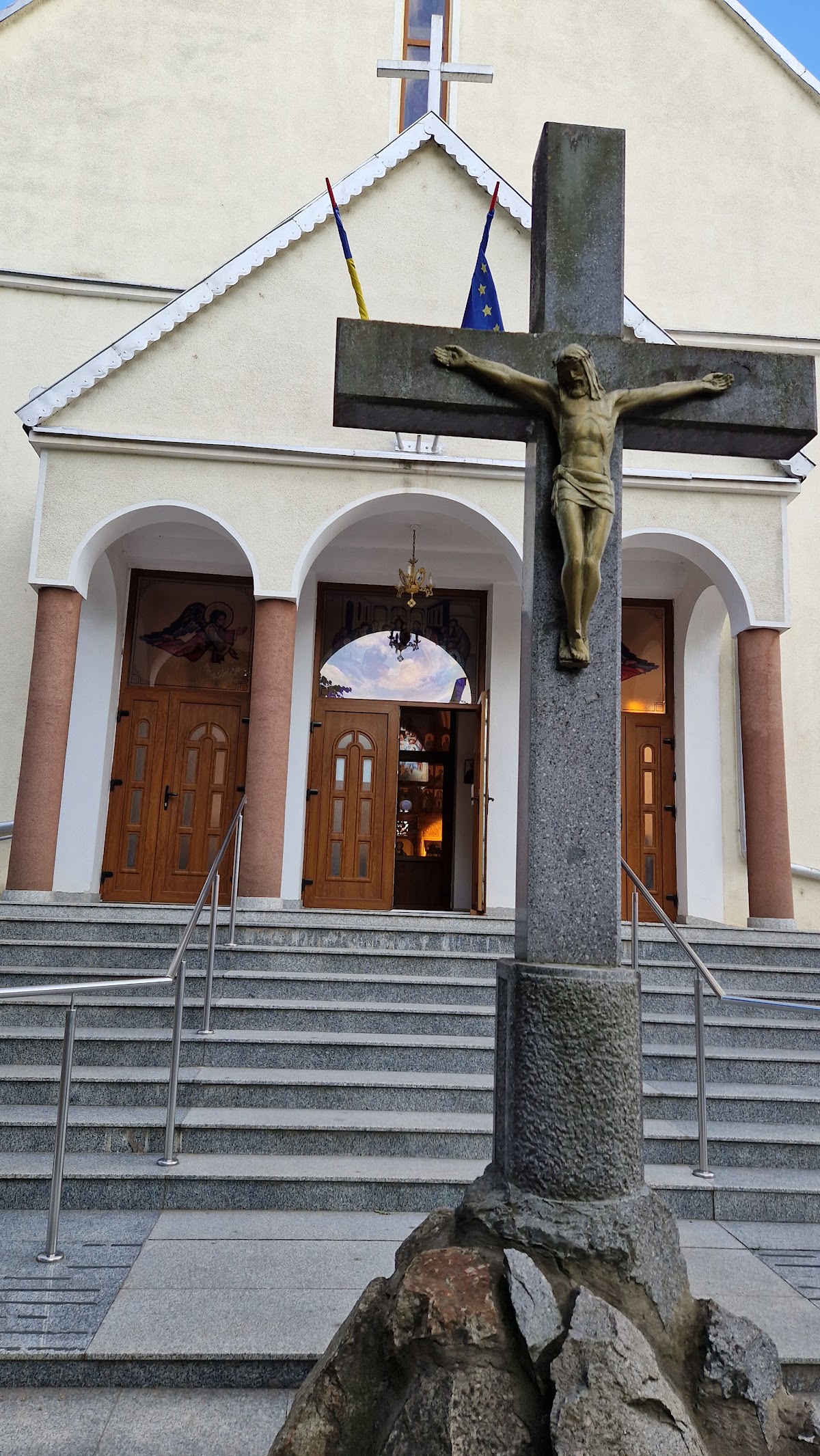 Biserica Greco-Catolică ''Sfinţii Trei Ierarhi'' - foto 5
