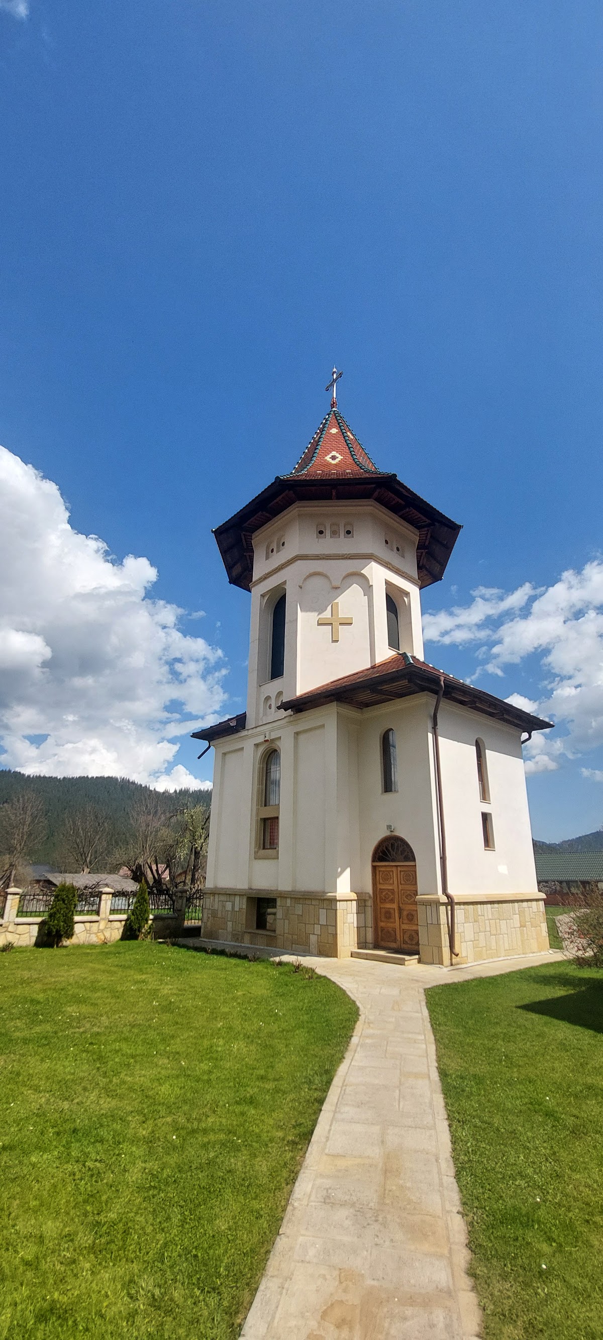 Biserica Izvorul Tămăduirii din Câmpulung Moldovenesc - foto 1