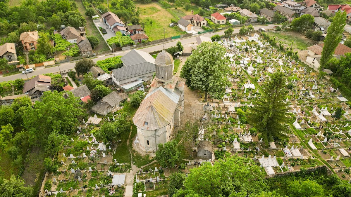 Biserica Nașterea Maicii Domnului , Doicești - foto 2