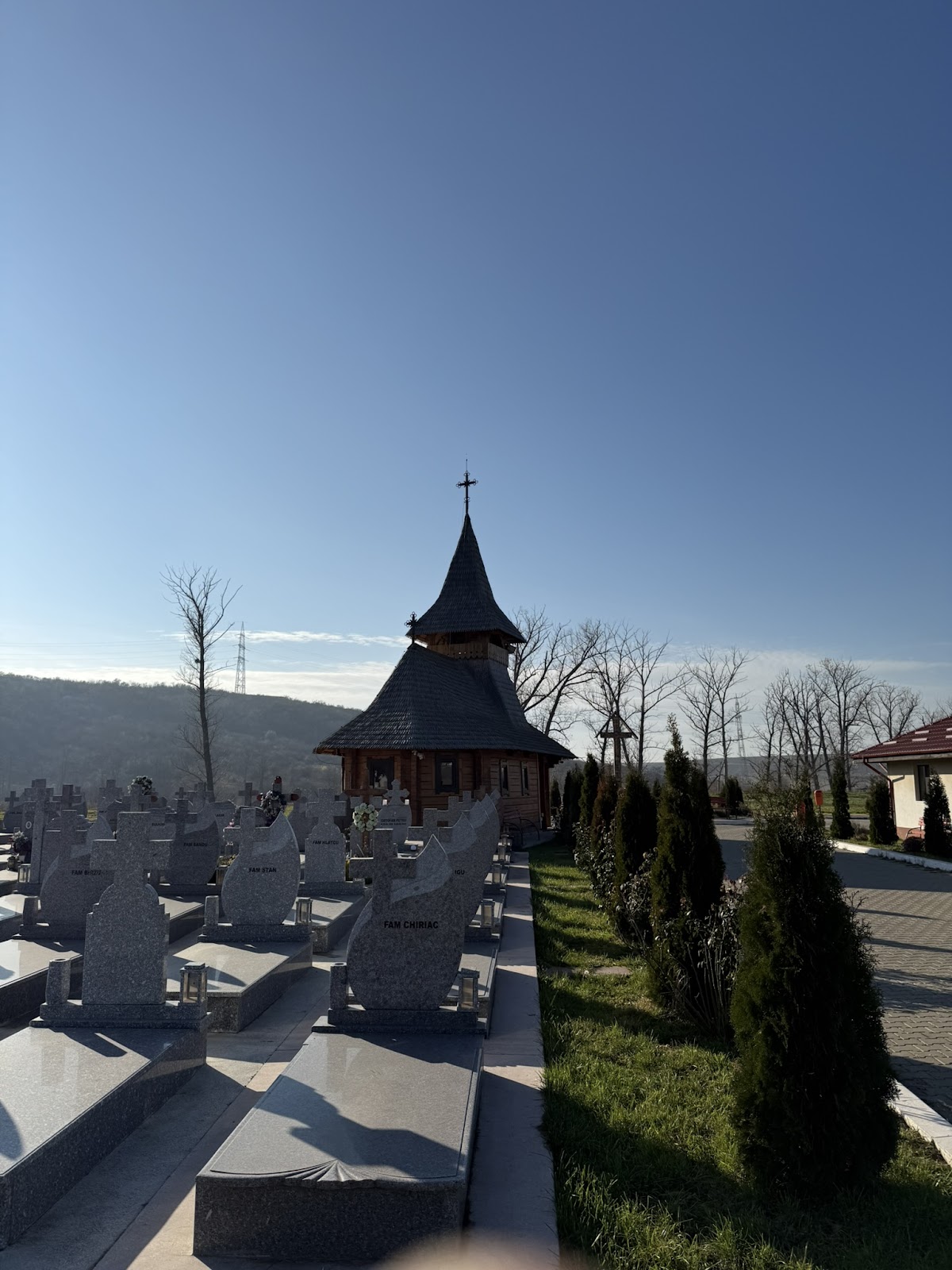 Biserica "Nașterea Sfântului Ioan Botezătorul" - Cimitir Valea Adâncă