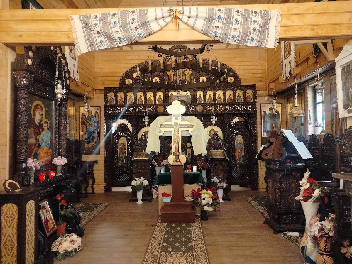 Église Orthodoxe "Saints Apôtres Pierre et Paul" Valu lui Traian - foto 2
