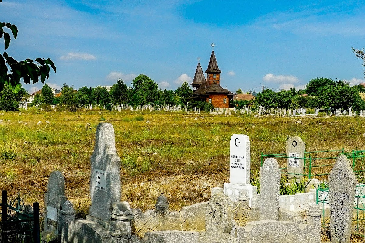 Église Orthodoxe "Saints Apôtres Pierre et Paul" Valu lui Traian - foto 4