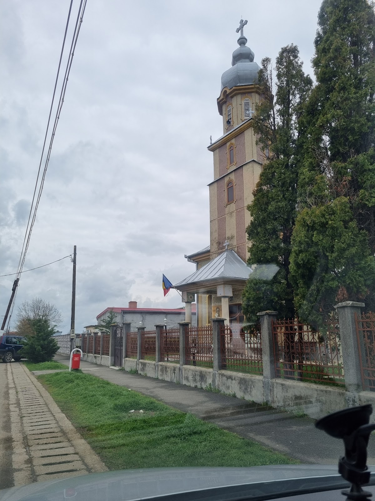 Biserica ortodoxă Sf.Ierarh Nicolae - foto 2