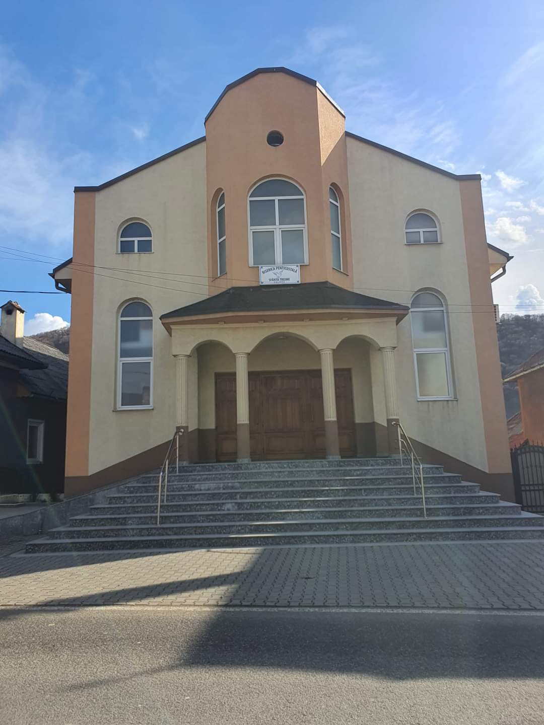 Biserica Penticostala Sfanta Treime - foto 1