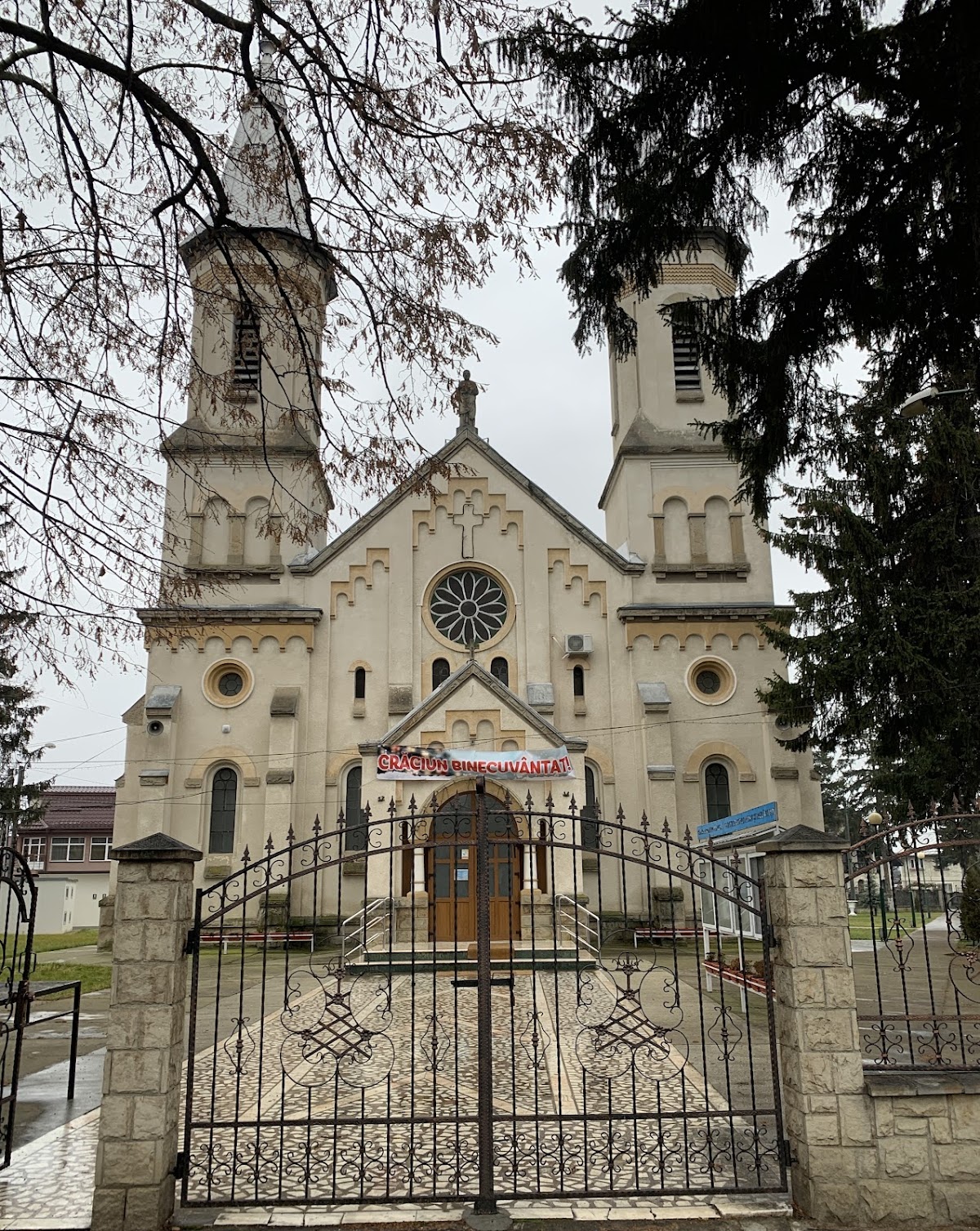 Biserica romano-catolică „Sfinții Petru și Paul’’ Onești