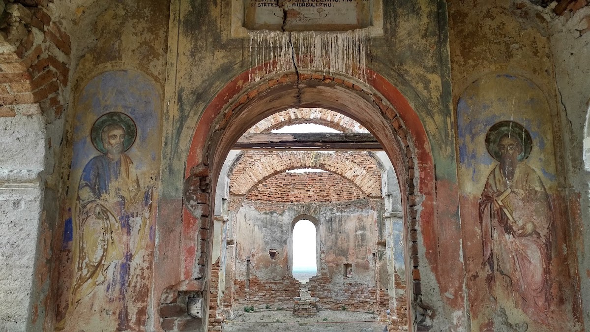 Ruined Church of Ciuperceni-Poiana - foto 2