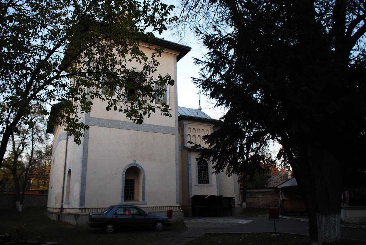 Biserica Sf Voievozi Pașcani - foto 2