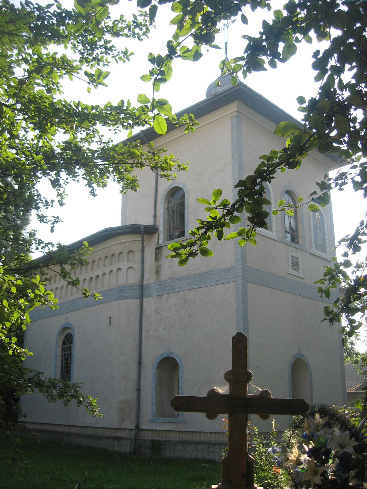 Biserica Sf Voievozi Pașcani - foto 4