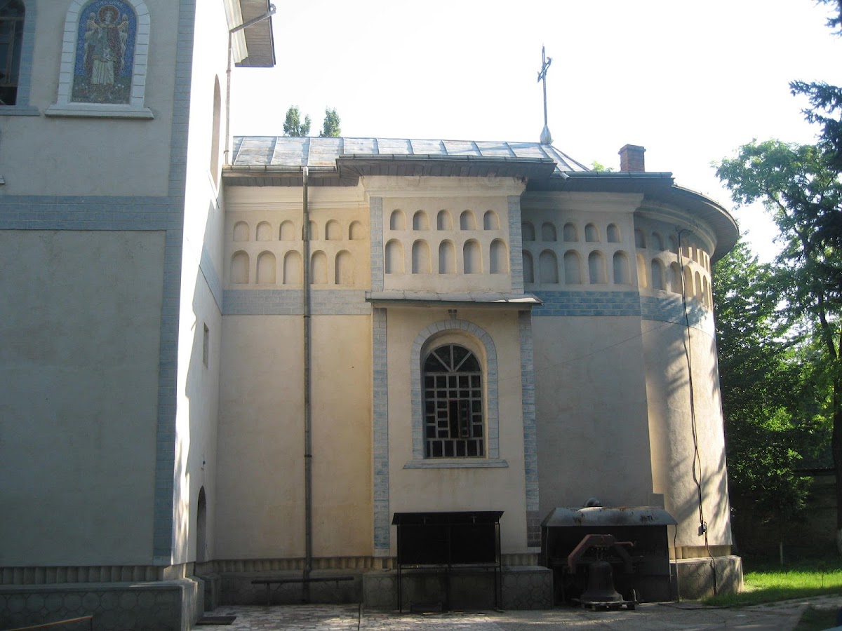 Biserica Sf Voievozi Pașcani - foto 5