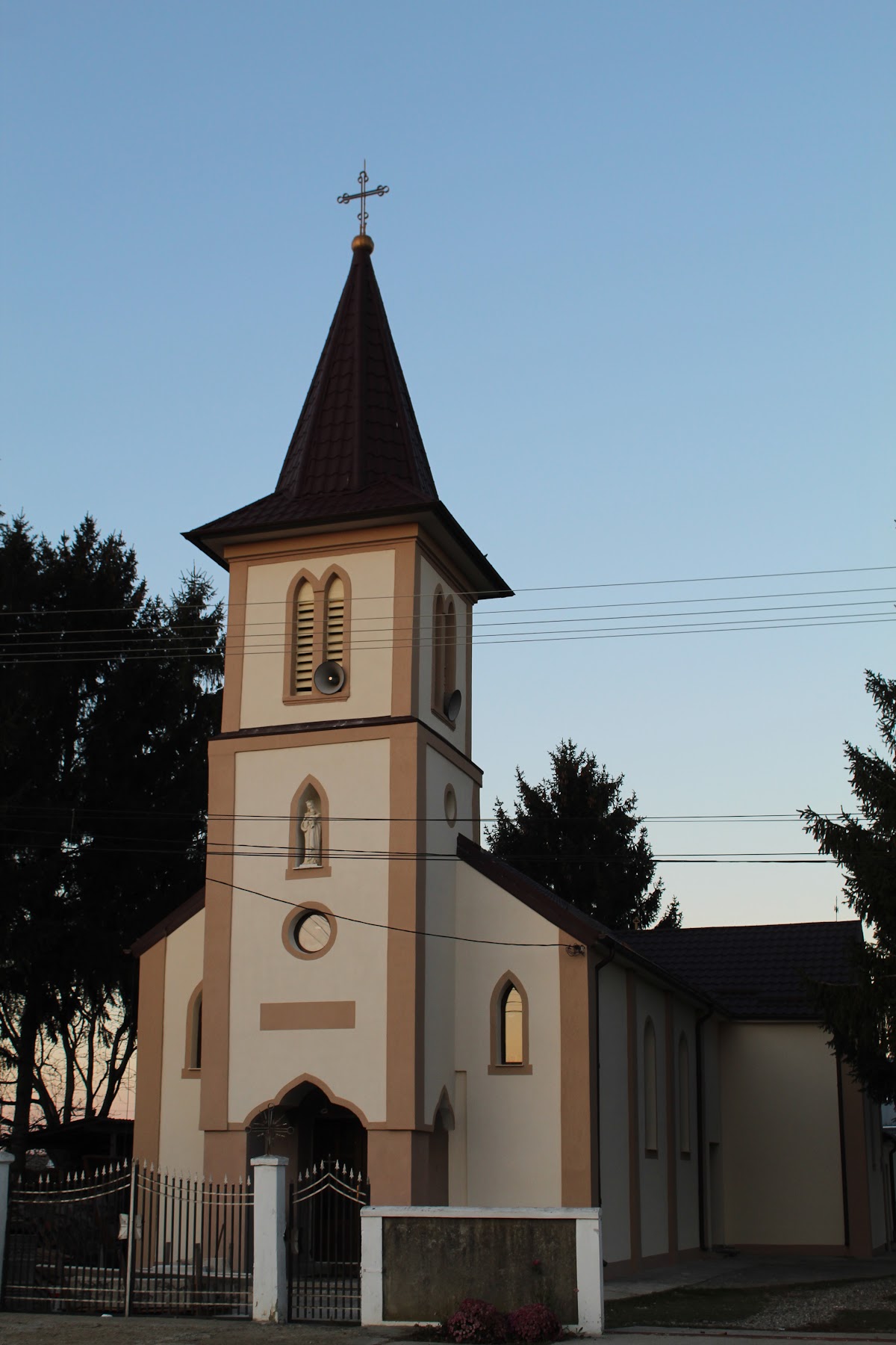 Biserica „Sfânta Fecioară Maria, Regina Lunii Mai”
