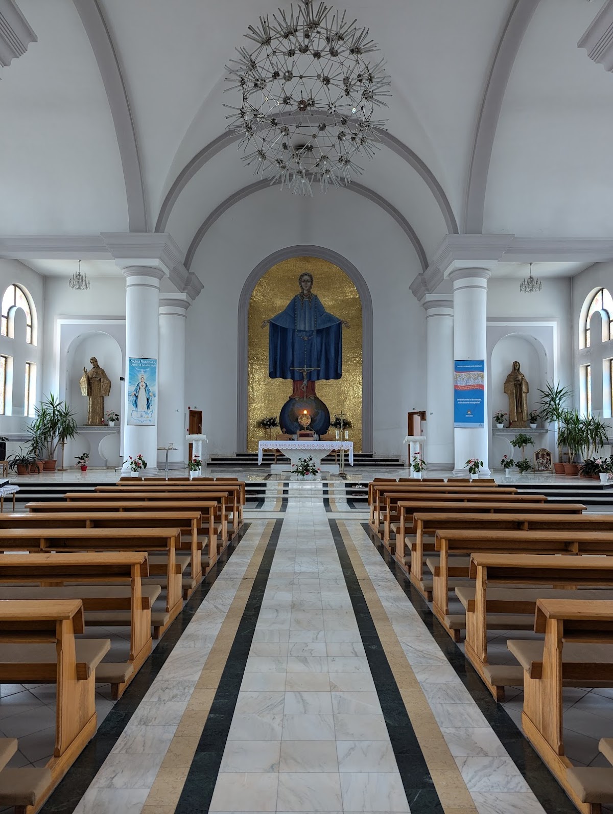Église "Sainte Marie, Reine du Rosaire" - foto 2