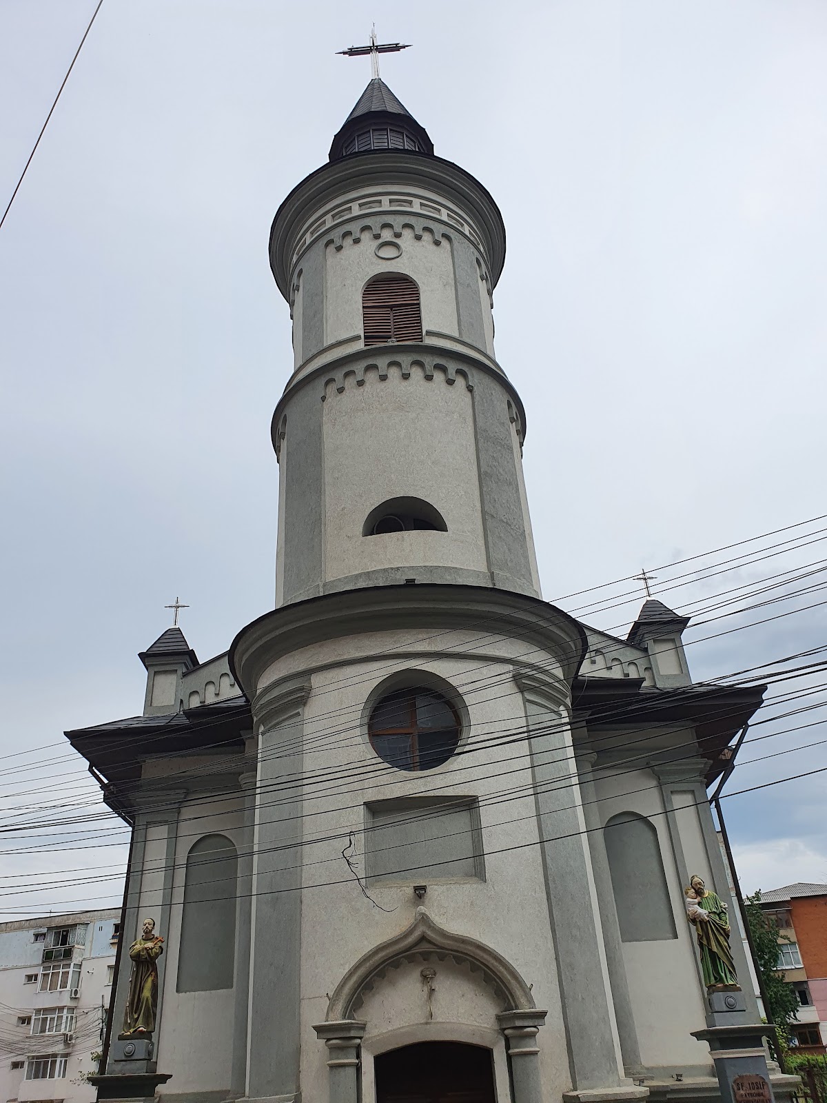Biserica "Sfinții Apostoli Petru și Paul" Bacău - foto 3