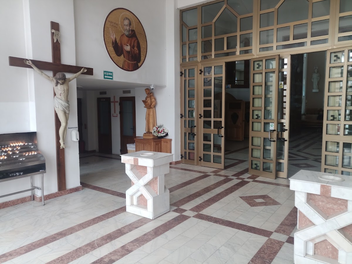 Biserica "Sfinții Apostoli Petru și Paul" Bacău - foto 4