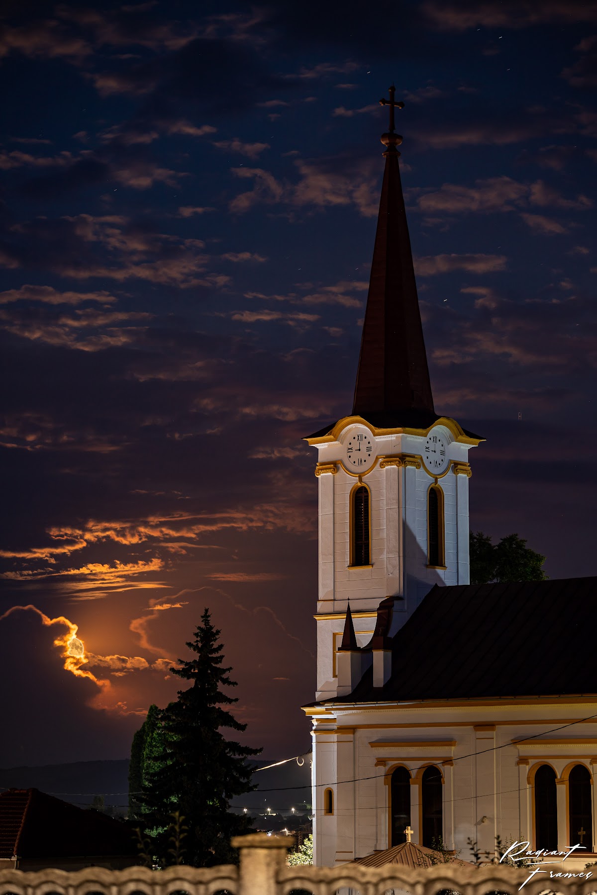 Biserica Sfinții Apostoli Petru și Pavel - foto 2