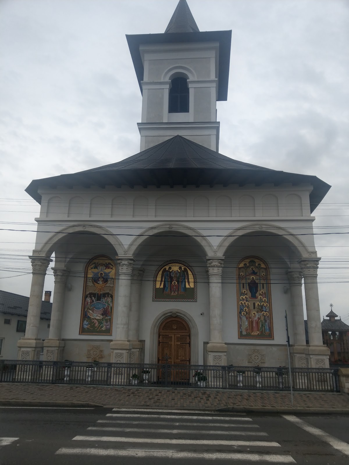Biserica Sfinții Arhangheli - foto 2