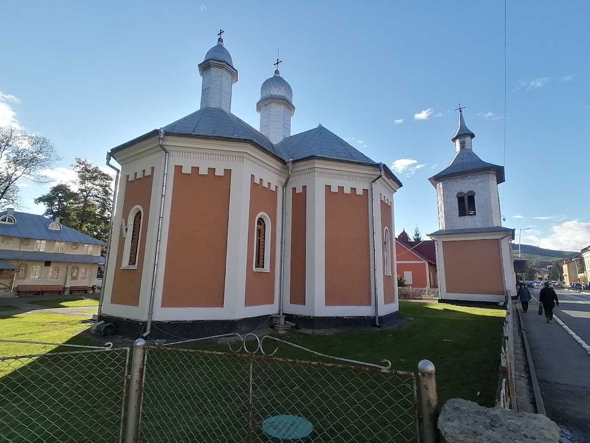Biserica Sfinții Arhangheli Mihail și Gavriil din Gura Humorului - foto 1