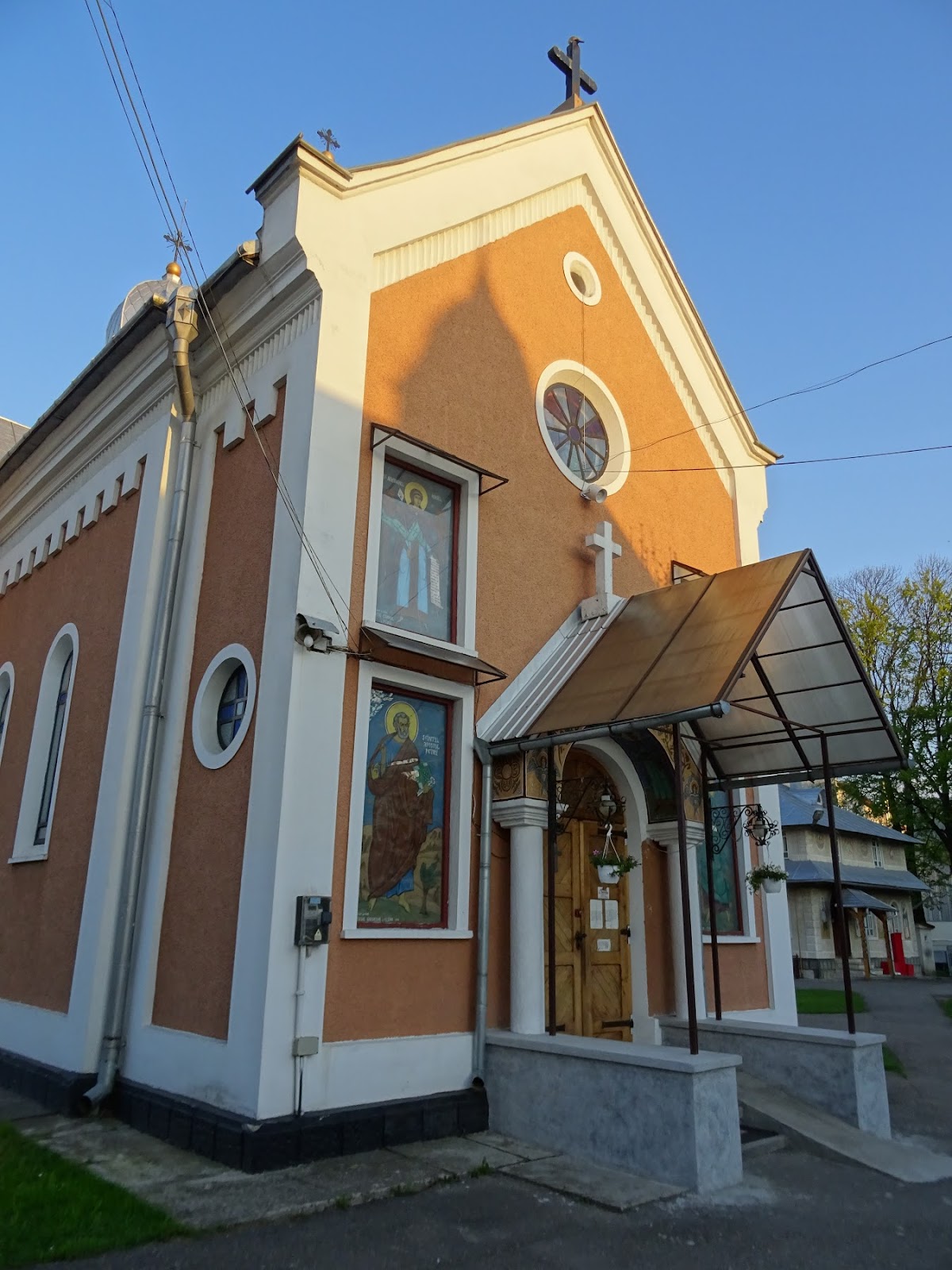 Biserica Sfinții Arhangheli Mihail și Gavriil din Gura Humorului - foto 2