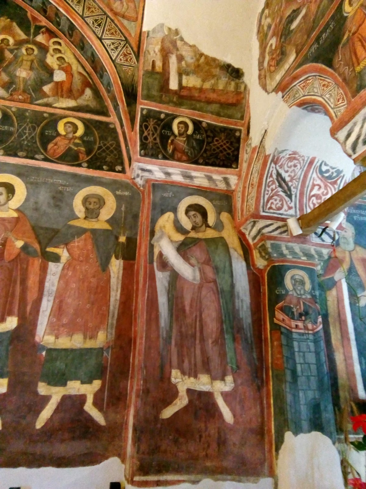 Biserica Sfinții Arhangheli Mihail și Gavril - foto 2