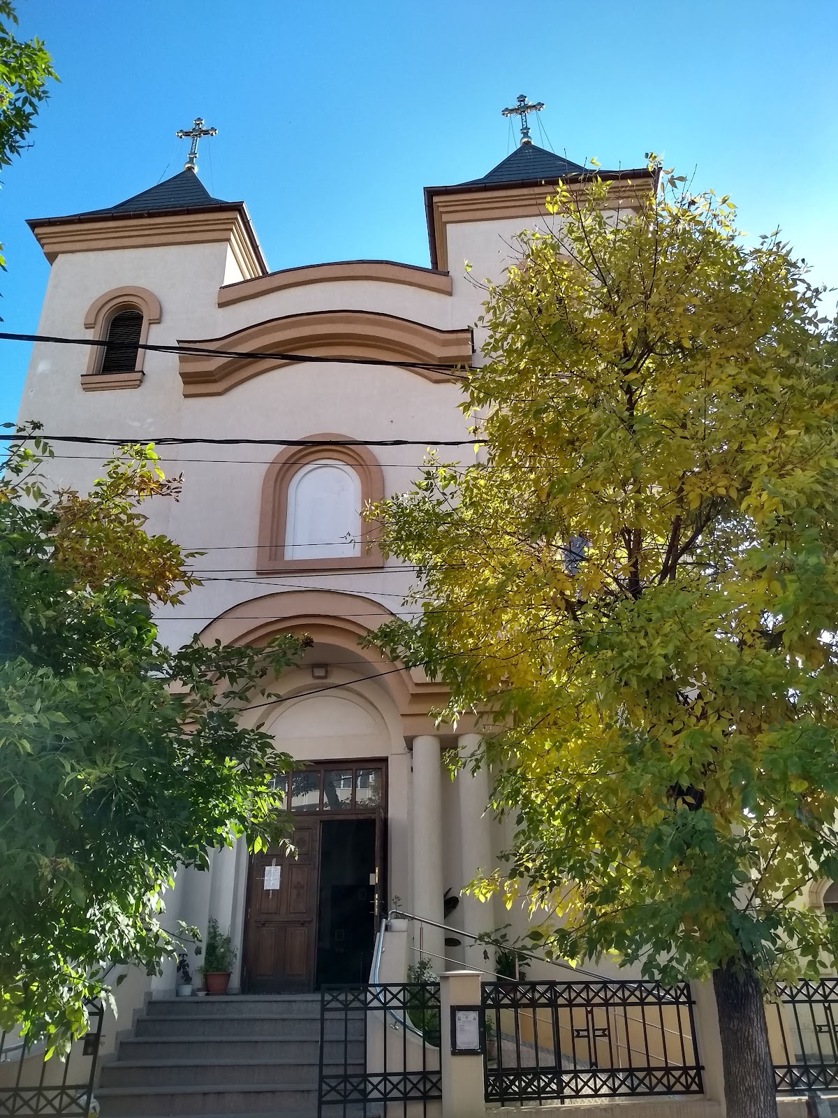 Biserica Sfinții Împărați Constantin și Elena - foto 1