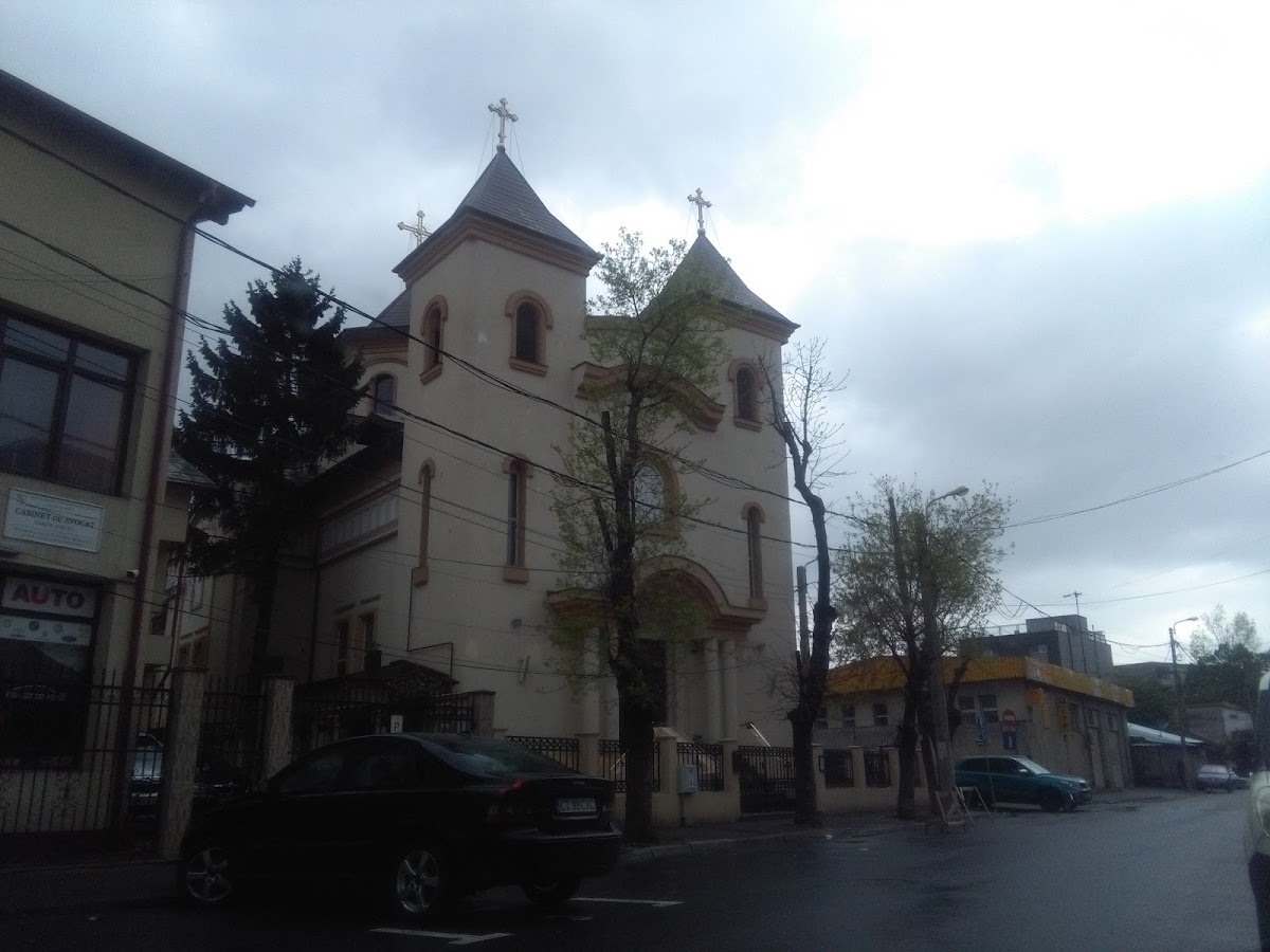 Biserica Sfinții Împărați Constantin și Elena - foto 4