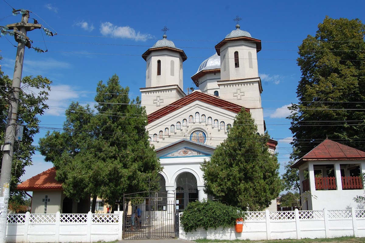 Biserica Sfinții Ioachim și Ana - foto 1