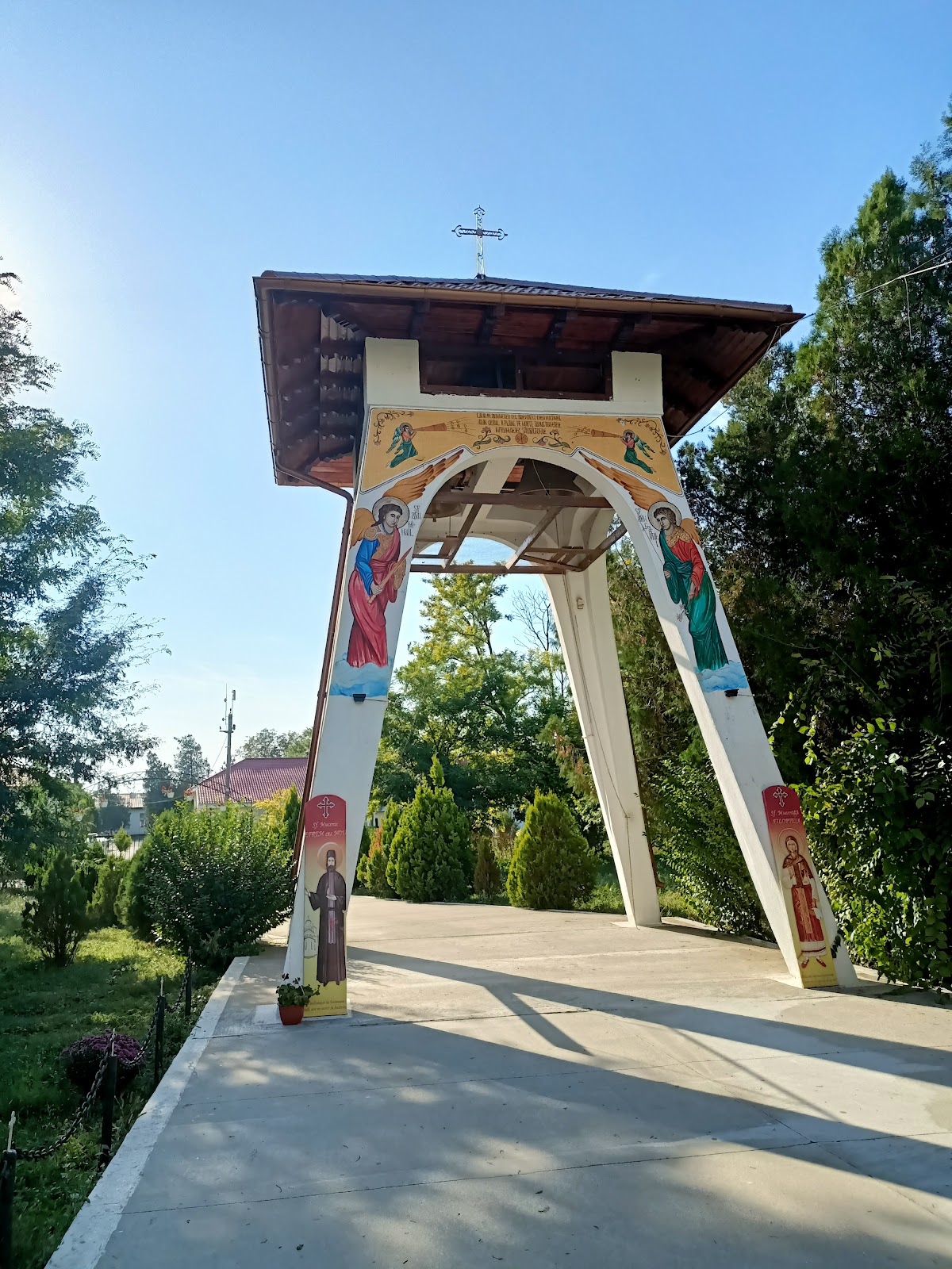 Biserica Topraisar cu hramul Sfinților Arhangheli Mihail si Gavriil - foto 2