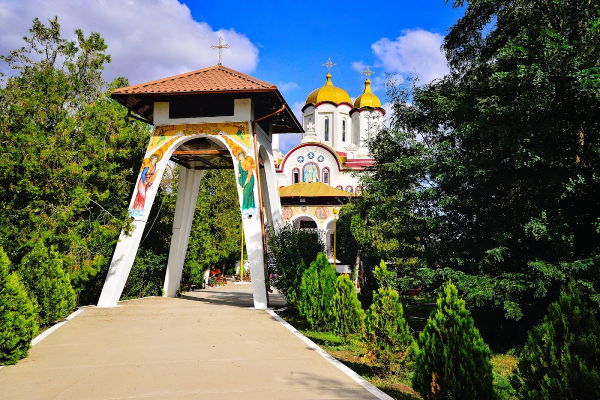 Biserica Topraisar cu hramul Sfinților Arhangheli Mihail si Gavriil - foto 4