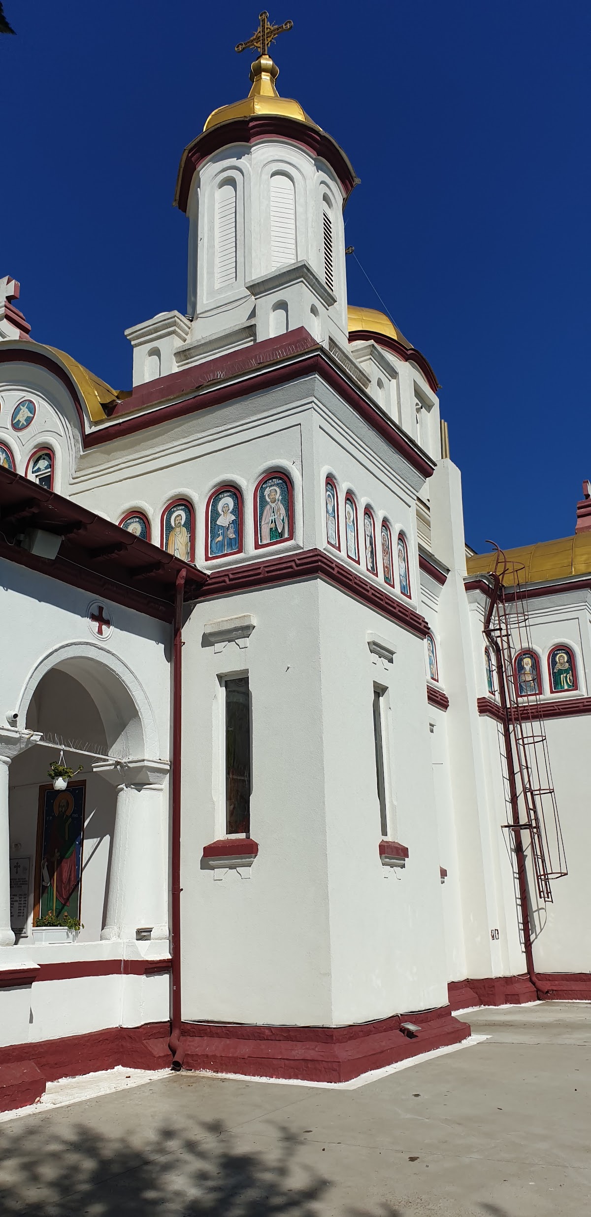 Biserica Topraisar cu hramul Sfinților Arhangheli Mihail si Gavriil - foto 5