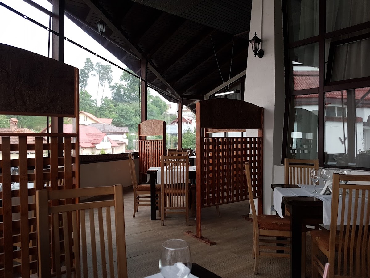 Bistro Montana - Curtea de Arges - foto 1