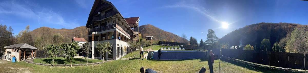 Cabana La 4 Foi -cazare Baisoara, piscină și ciubar