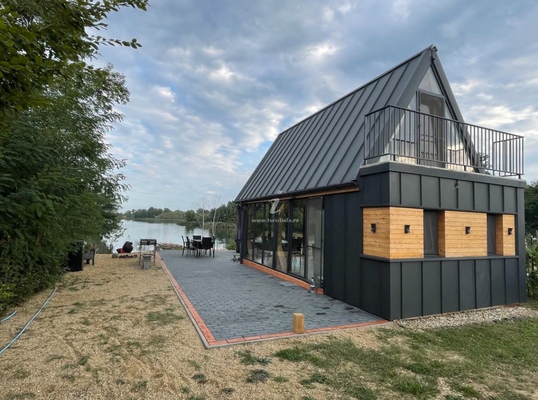 Cabana Lac Apa Stefania, Apa