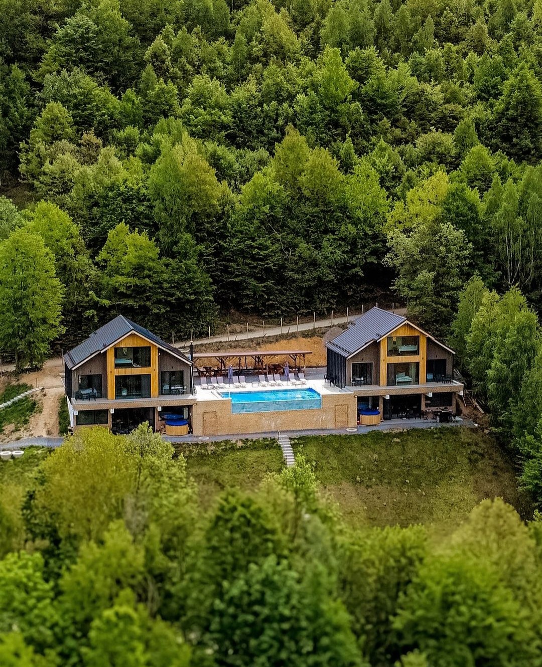 Cabanele Carmel, Plopi