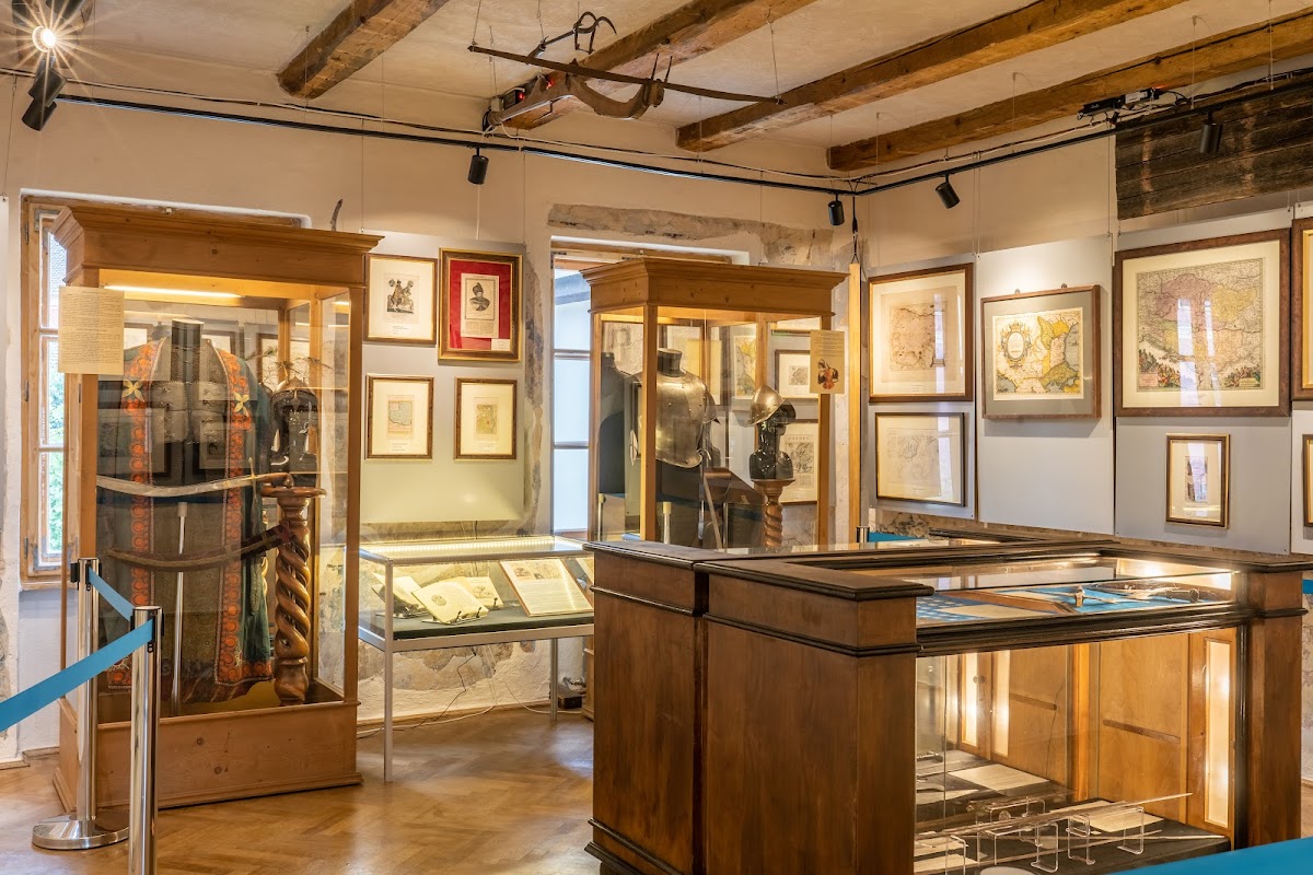 Casa Armelor si Hartilor - foto 3