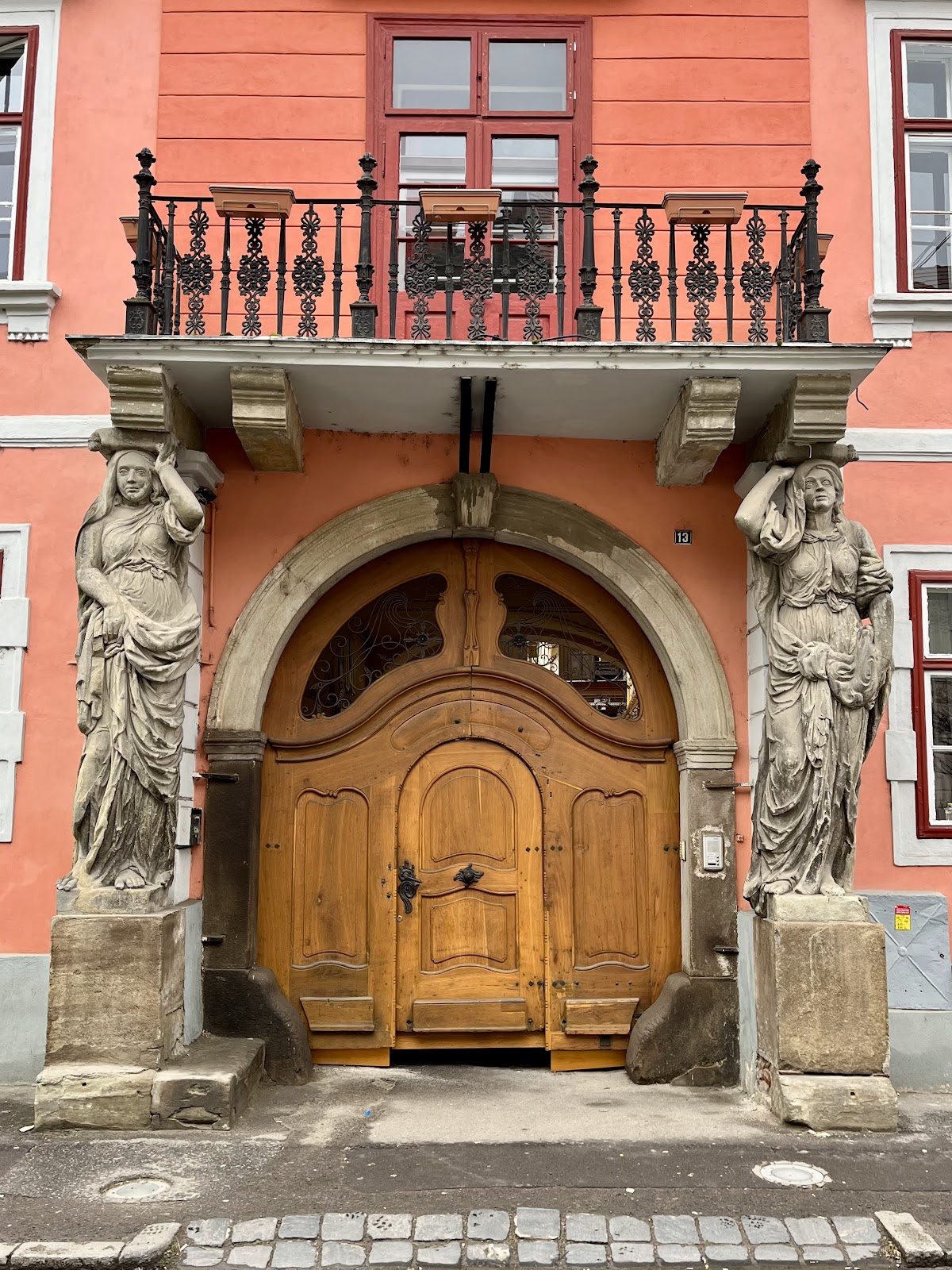 Casa cu Cariatide