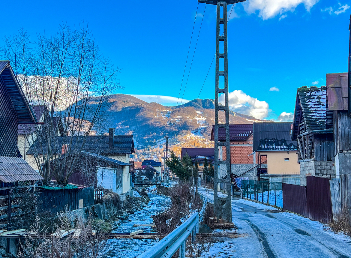 Casa de langa rau Rucar - foto 1