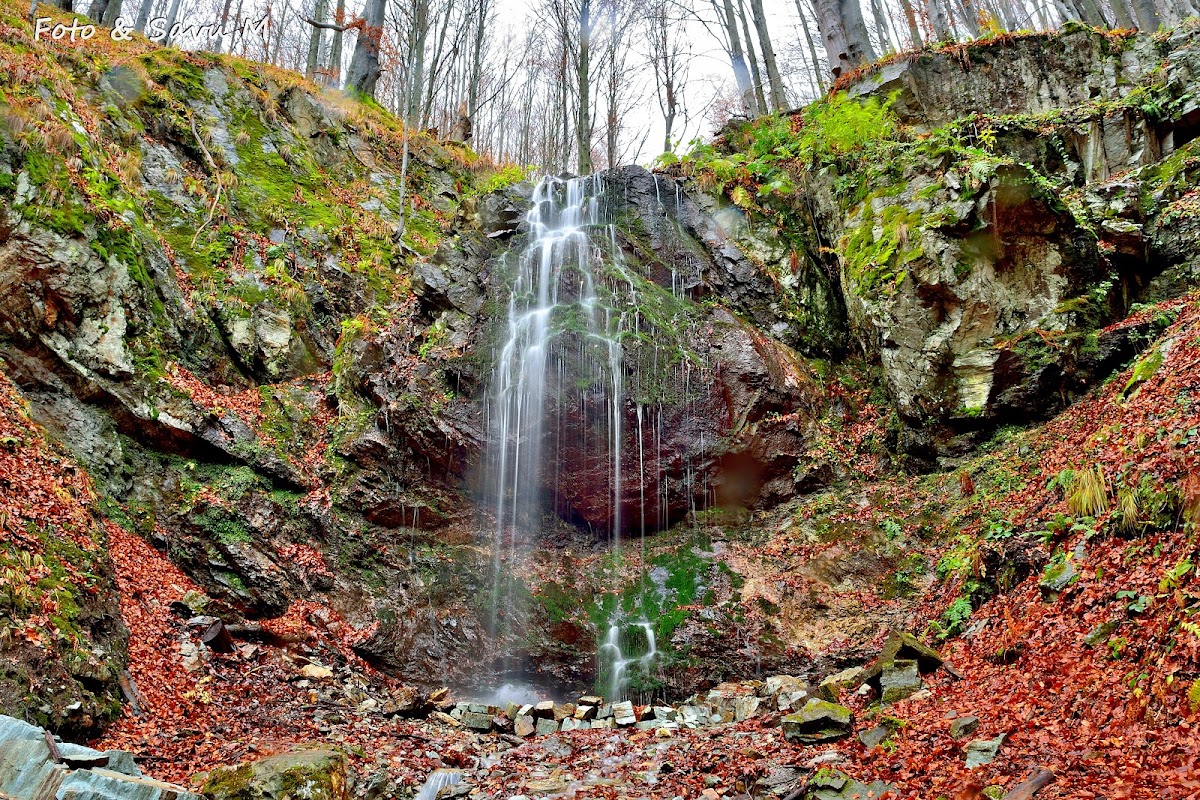 Cascada de la trecatoarea lupilor