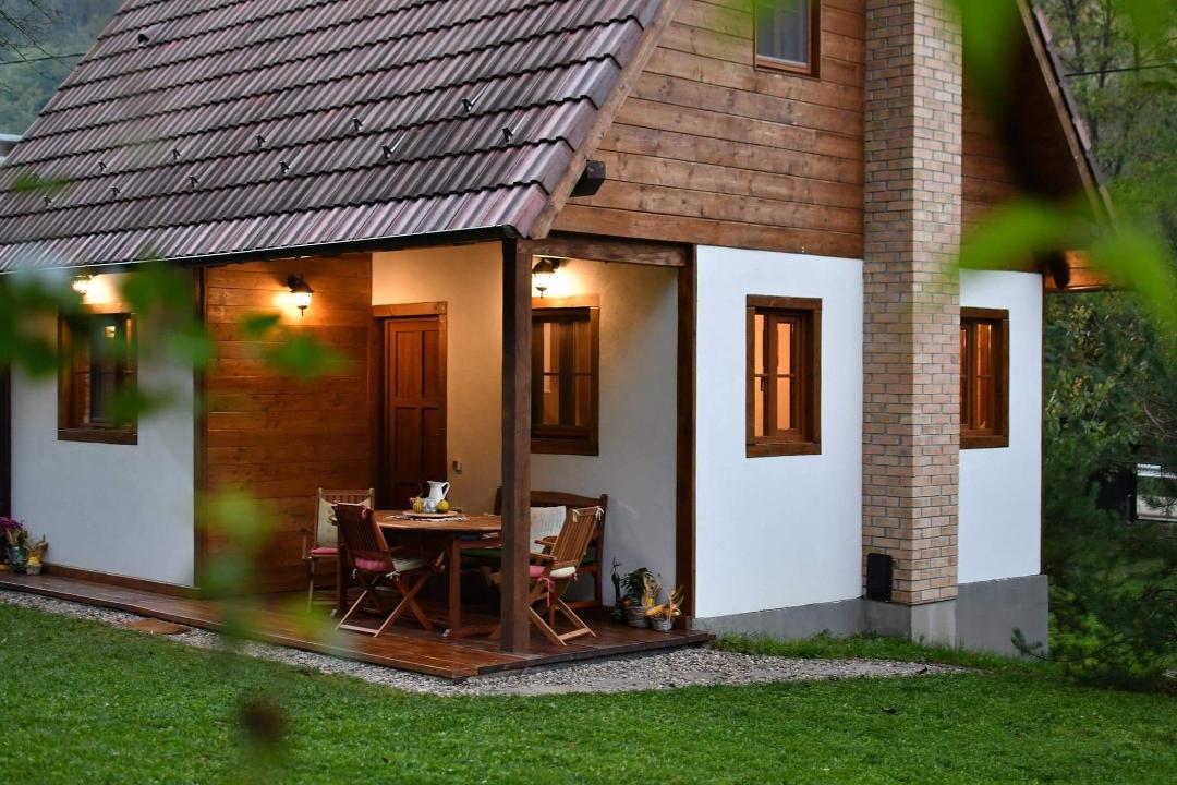 Casuta cu Alune - Cabana Valea Manastirii - Muntii Apuseni